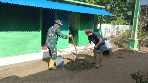 Satgas Koramil Batang Toru Percepat Pembangunan MCK Pengungsi di Aek Ngadol