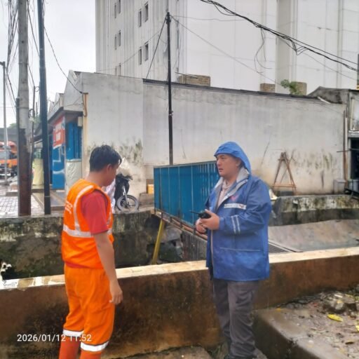 Bhabinkamtibmas Menteng Pantau Pintu Air Kali Gresik, Ketinggian Masih Normal