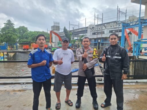 Bhabinkamtibmas Pegangsaan Pantau Pintu Air Manggarai, Ketinggian Air Masih Siaga 4