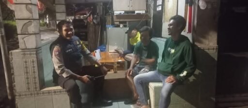 Sambangi Satkamling Cikini Raya, Bhabinkamtibmas Tekankan Kewaspadaan Warga Jelang Pagi Hari