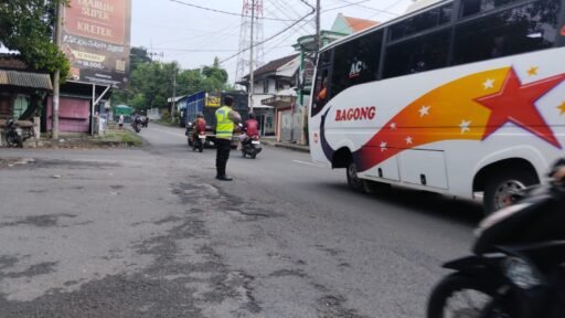 Personil Polsek Ngimbang Secara Rutin Gelar Commanderwish Pagi Guna Cegah Kemacetan