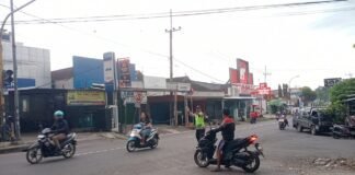 Personil Polsek Ngimbang Secara Rutin Gelar Commanderwish Pagi Guna Cegah Kemacetan