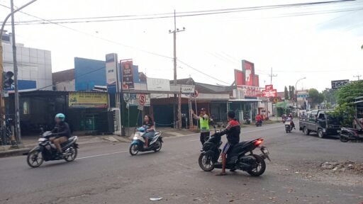 Personil Polsek Ngimbang Secara Rutin Gelar Commanderwish Pagi Guna Cegah Kemacetan