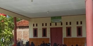 Belajar di Balai Desa, Orang Tua Siswa SDN Mekarasih II Tunggu Janji RKB 2026