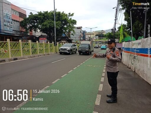 Pengaturan Lalu Lintas Pagi Hari, Polisi Pastikan Kelancaran Arus di Kebon Kacang