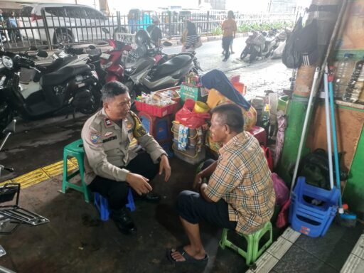 Bhabinkamtibmas Kebon Kacang Tingkatkan Harkamtibmas Melalui Sambang Warga Rw 07