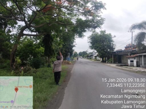 Personil Polsek Ngimbang Gelar Patroli Guna Antisipasi Pohon Tumbang Di Jalur Rawan Bencana