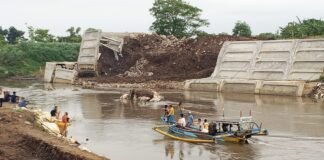 Seorang Remaja Hilang Terseret Arus Saat Berburu di Area Proyek Ambrol Sungai Paseban