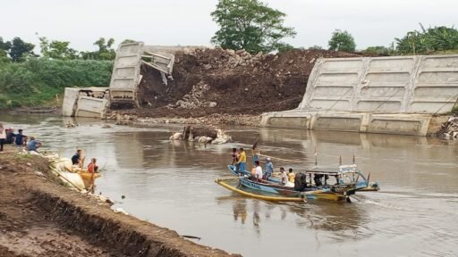 Seorang Remaja Hilang Terseret Arus Saat Berburu di Area Proyek Ambrol Sungai Paseban