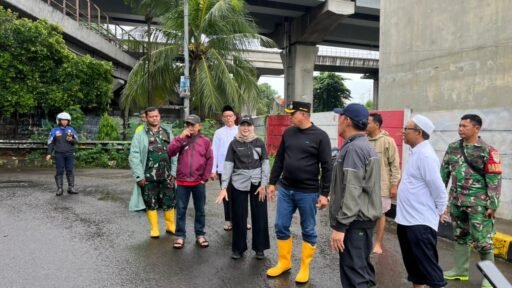 Tri Tinjau Banjir Perumahan Bumi Bekasi Baru Rawalumbu, Instruksikan Pelebaran Crossing Jalan