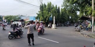 Personil Polsek Ngimbang Secara Rutin Gelar Commanderwish Pagi Guna Cegah Kemacetan