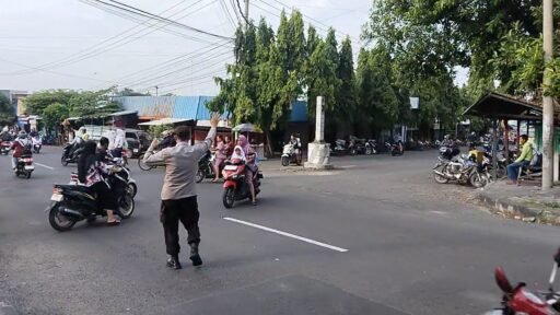 Personil Polsek Ngimbang Secara Rutin Gelar Commanderwish Pagi Guna Cegah Kemacetan