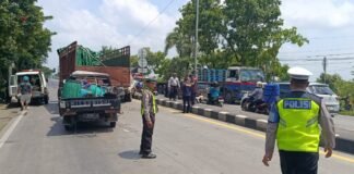 Satlantas Polres Lamongan Evakuasi Laka Lantas Beruntun di Jalur Lamongan–Gresik