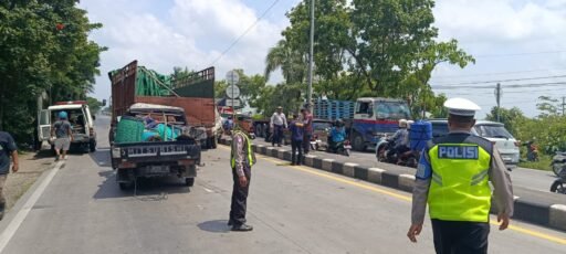 Satlantas Polres Lamongan Evakuasi Laka Lantas Beruntun di Jalur Lamongan–Gresik