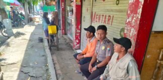 Polsek Ngimbang Gelar Patroli Dialogis Guna Antisipasi Kriminal Di Malam Siang Hari