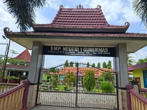 Revitalisasi SMP N 1 Gumuk Mas Jember Hadirkan Semangat Baru Bagi KS Beserta Dewan Guru