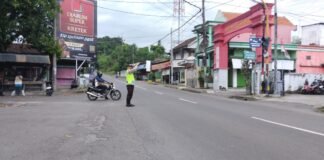 Personil Polsek Ngimbang Secara Rutin Gelar Commanderwish Pagi Guna Cegah Kemacetan