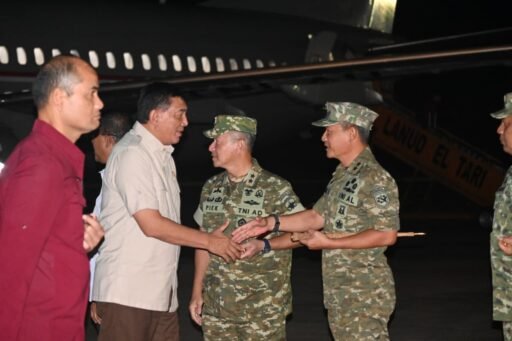 SOLIDITAS DAN BERSINERGI, DANKODAERAL VII SAMBUT KEDATANGAN MENHAN RI DI KUPANG