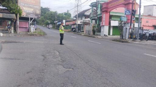 Personil Polsek Ngimbang Secara Rutin Gelar Commanderwish Pagi Guna Cegah Kemacetan