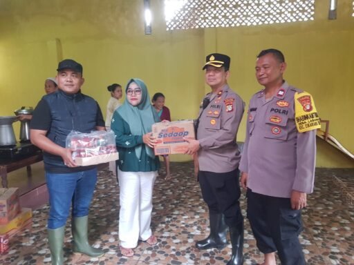 Kapolsek Cikarang Timur Turun Langsung Berikan Bantuan Sosial kepada Korban Terdampak Banjir