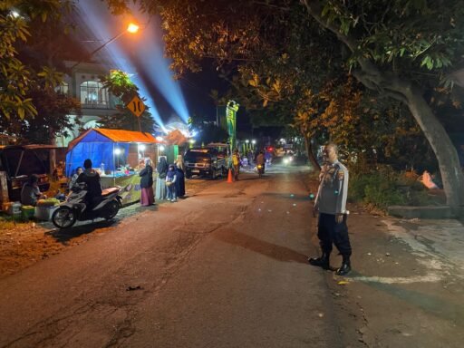 Demi Ciptakan Wilayah Kondusif Dan Cegah 4C Polsek Ngimbang Gelar Patroli Blue Light Di Malam Hari