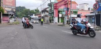 Personil Polsek Ngimbang Secara Rutin Gelar Commanderwish Pagi Guna Cegah Kemacetan