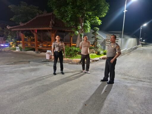 Personol Polsek Ngimbang Gelar Patroli Blue Light Guna Antisipasi 4C dan Kriminal Di Malam Hari