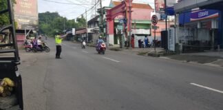 Personil Polsek Ngimbang Secara Rutin Gelar Commanderwish Di Pagi Hari Guna cegah Kemacetan