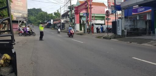 Personil Polsek Ngimbang Secara Rutin Gelar Commanderwish Di Pagi Hari Guna cegah Kemacetan