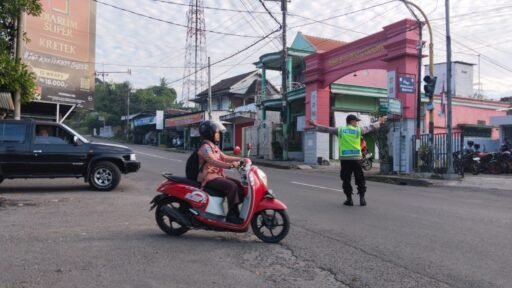 Personil Polsek Ngimbang Secara Rutin Gelar Commanderwish Di Pagi Hari Guna cegah Kemacetan