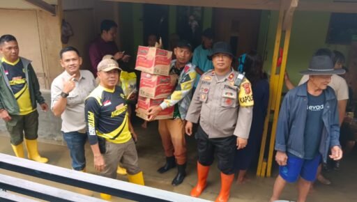 Kapolsek dan Camat Patokbeusi Salurkan Bantuan Sembako bagi Warga Terdampak Banjir