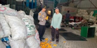 Kapolsek Ngimbang gelar pengecekan Proses Usaha Pengeringan Jagung Di Wilayah Ngimbang