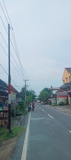 “Tiang Telkom di Bahu Jalan, Warga Betung Khawatir Keselamatan”