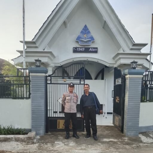 Polsek Ngimbang Gelar Pengamanan Ibadah Minggu Pagi Di Gereja GKJTU Dan GJWI Desa Ngasemlemahbang
