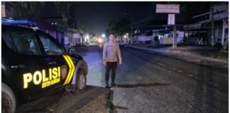 Personil Polsek Ngimbang Gelar Patroli Blue Light Guna Cegah Guantibmas 4C Di Malam Hari
