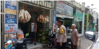 Kapolsek Ngimbang Gelar Patroli Dialogis Harkamtibmas Guna Cegah Kriminalitas Di Wilayah Ngimbang