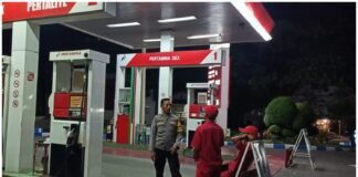 Personol Polsek Ngimbang Gelar Patroli Blue Light Guna Antisipasi 4C dan Kriminal Di Malam Hari