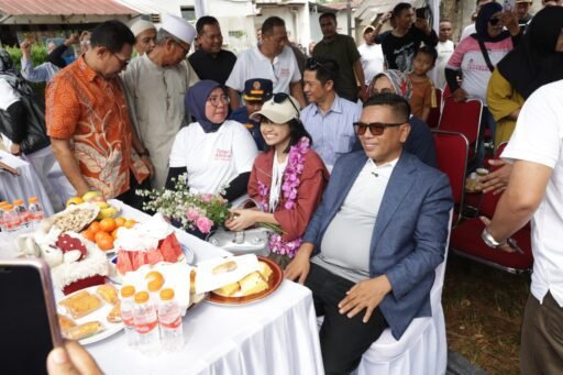 Gubernur Andra Soni Sambangi Tasya Allesia, Juara Dangdut Academy 7, di Tangerang Selatan