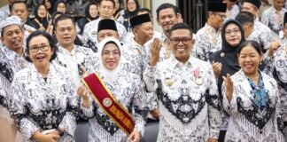 Gubernur Andra Soni dan Ibu Tinawati Raih Penghargaan PB PGRI atas Dedikasi di Dunia Pendidikan