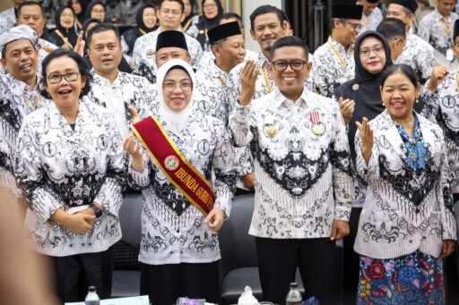 Gubernur Andra Soni dan Ibu Tinawati Raih Penghargaan PB PGRI atas Dedikasi di Dunia Pendidikan