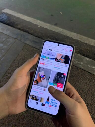 Konten Video TikTok Shop Picu Tren Belanja Impulsif di Kalangan Gen Z Indonesia