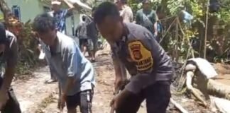 Warga Mekarsari dan Bhabinkamtibmas Gotong Royong Buka Jalan SDN 4 tuk Akses MBG