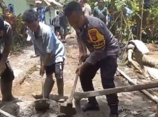 Warga Mekarsari dan Bhabinkamtibmas Gotong Royong Buka Jalan SDN 4 tuk Akses MBG