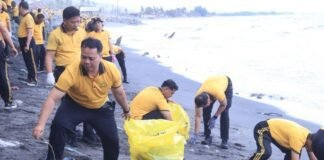 Dukung Program Presiden Prabowo, Polda NTB Bersihkan Pantai Sekarbela Ampenan