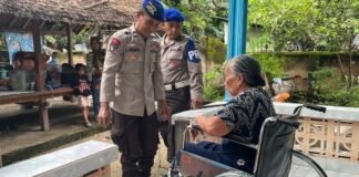 Ditpolairud Polda NTB Serahkan Kursi Roda kepada Warga Pesisir Sekotong