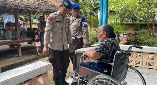 Ditpolairud Polda NTB Serahkan Kursi Roda kepada Warga Pesisir Sekotong