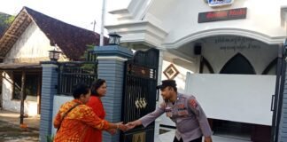 Polsek Ngimbang Gelar Pengamanan Ibadah Minggu Di Gereja GKJTU Dan GJWI Desa Ngasemlemahbang