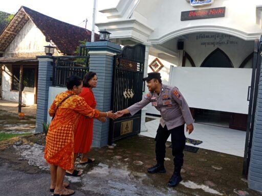 Polsek Ngimbang Gelar Pengamanan Ibadah Minggu Di Gereja GKJTU Dan GJWI Desa Ngasemlemahbang