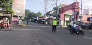 Personil Polsek Ngimbang Secara Rutin Gelar Commanderwish Di Pagi Hari Guna cegah Kemacetan