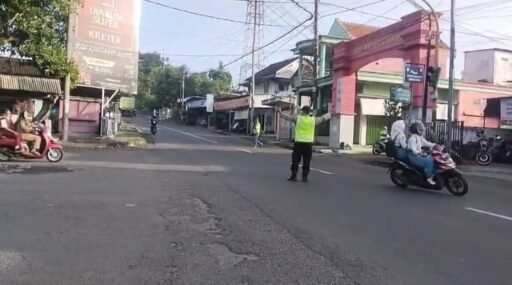 Personil Polsek Ngimbang Secara Rutin Gelar Commanderwish Di Pagi Hari Guna cegah Kemacetan